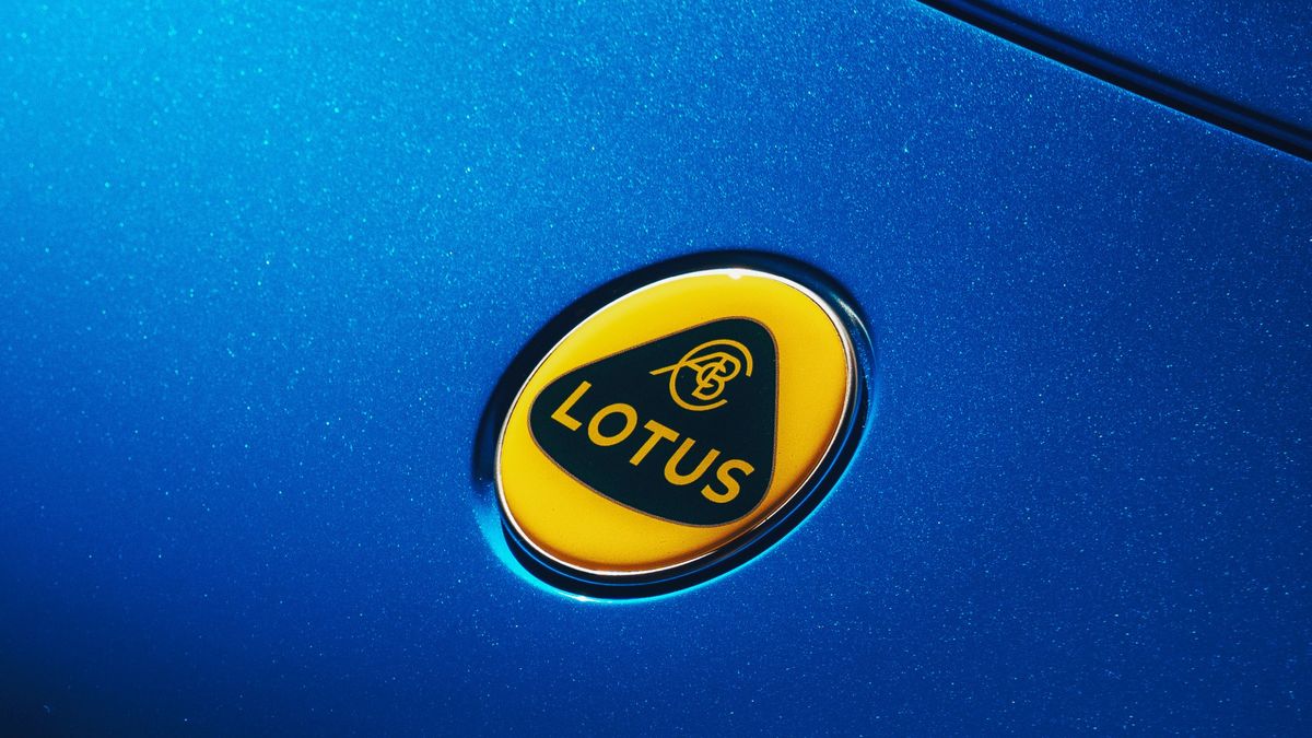 Elektrický liftback Lotusu při testech na Nürburgringu odhalil hodně navzdory maskování